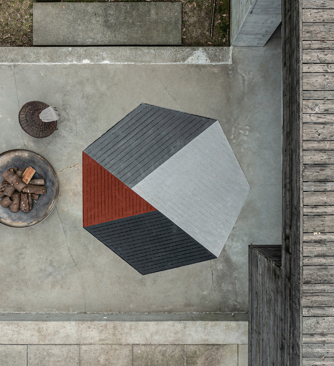 All Ferreira de Sa carpets are custom-made and each piece is tailored and designed according to each client’s request and desire. 